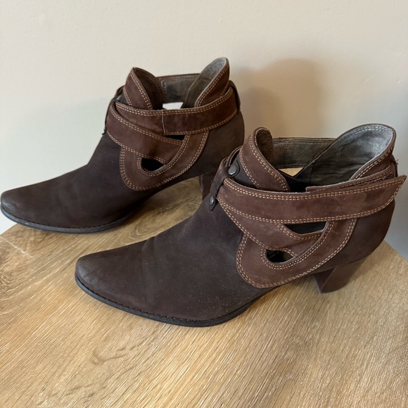 FUGITIVE Brown Suede Leather Boots Booties Heeled Heels - Picture 4 of 13